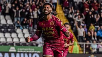 El delantero panameño Newton Williams celebró entre lágrimas el gol que marcó en su regreso a las canchas, justo un año después de la lesión que frenó su debut con Saprissa.