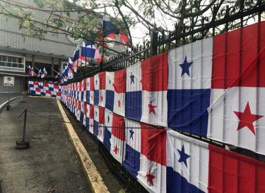 Asamblea aclara la razón por la que colocaron banderas en la cerca perimetral