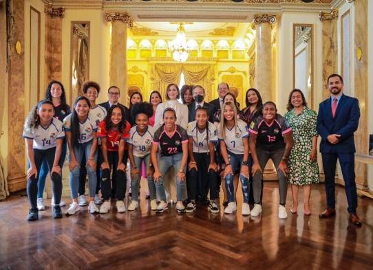 Gobierno  agasaja a  la selección femenina de fútbol. Tendrán becas de educación superior 