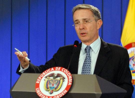 Álvaro Uribe fue presidente de Colombia durante el periodo de 2002 a 2010.