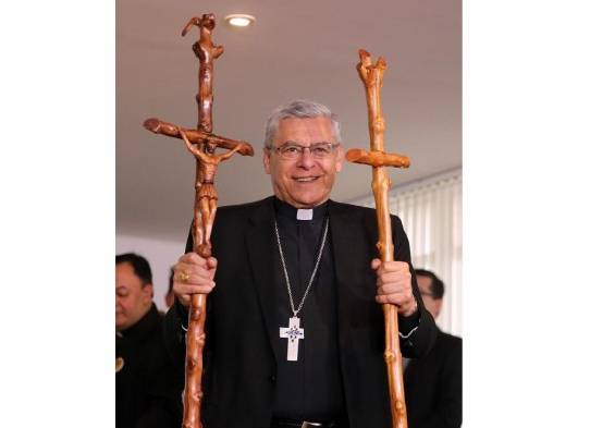 El Obispo Fabio Suescún Mutis, muestra los báculos