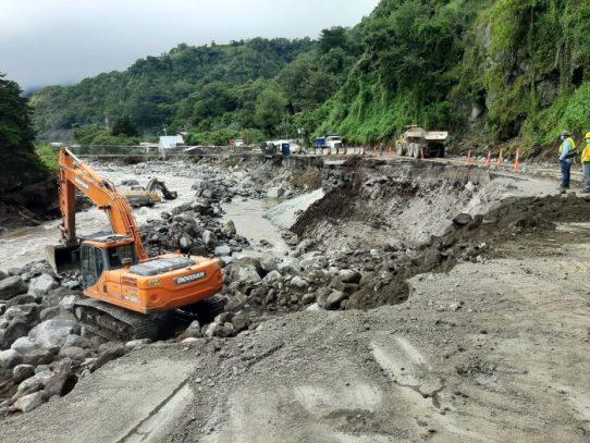 Deslizamiento de tierra pone en riesgo la vía principal de Cerro Punta