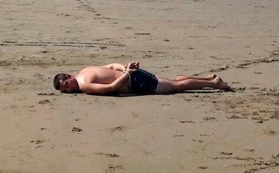 Asfixiado y amarrado en la playa