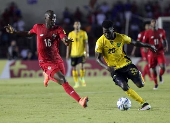 El jugador Abdiel Arroyo (i) de la selección de fútbol de Panamá, disputa el balón con Kemar Lawrence (d) de la selección de Jamaica, durante un partido clasificatorio para el Mundial de Fútbol de Rusia 2018 hoy, viernes 2 de septiembre de 2016, en Ciudad de Panamá (Panamá).