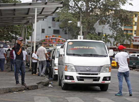 La frecuencia de los buses piratas de varias rutas de San Miguelito es constante en la plaza 5 de Mayo.