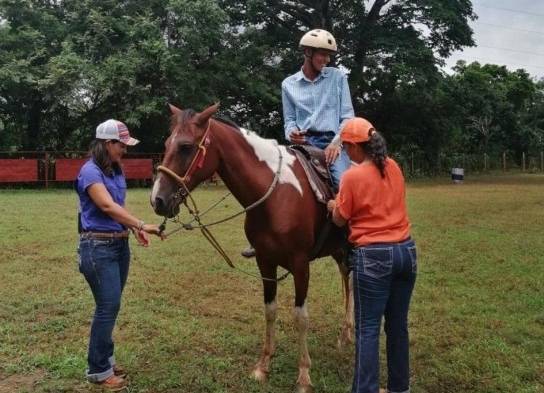 ¡Genial! Estudiantes del Iphe de Chepo demuestran su dominio del caballo