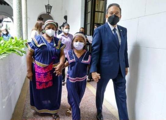 Elena Cruz en compañía del presidente Cortizo.