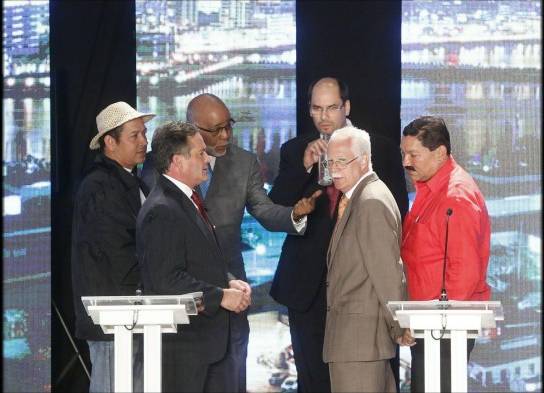 Candidatos esperan inicio del foro para exponer.