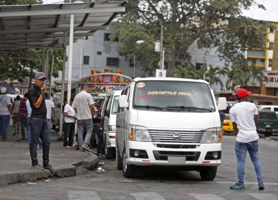 La frecuencia de los buses piratas de varias rutas de San Miguelito es constante en la plaza 5 de Mayo.