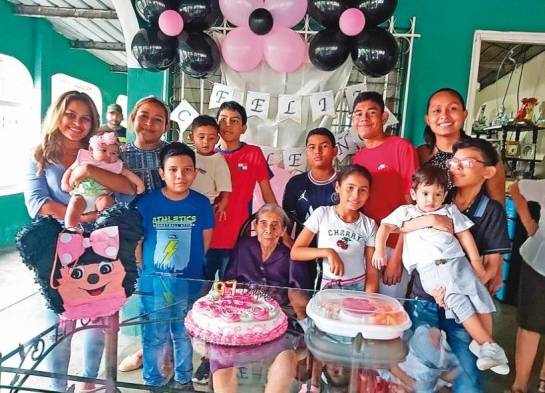 Celebración del cumpleaños número 99 de la señora Adelaida.