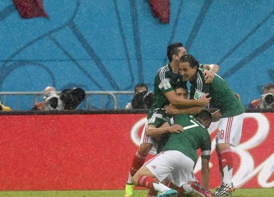 México celebra gol.