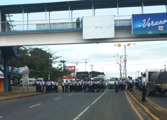 Ambas manifestaciones estudiantiles paralizaron el tráfico en Coclé y Los Santos.