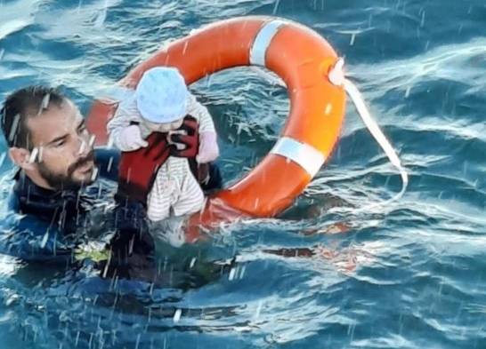 Foto que vale más de mil palabras: Rescate de un bebé de dos meses en el mar 