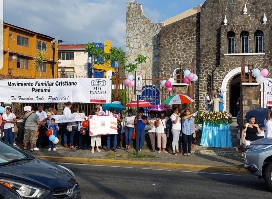 Con cadena humana celebran Día Internacional de la Familia