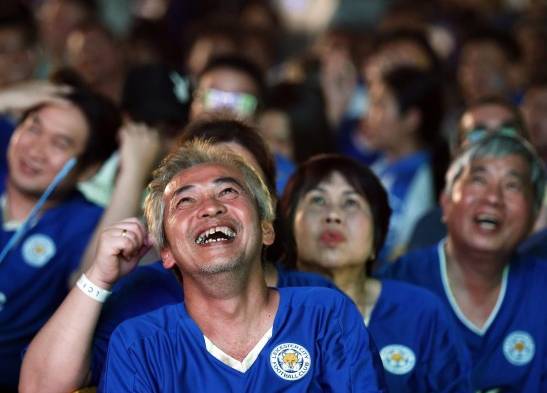 Fanáticos de Tailandia apoyan al Leicester City.