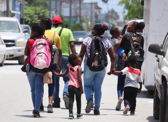 Imagen de archivo de un grupo de migrantes caminando en una calle de Matamoros, en el estado de Tamaulipas (México).