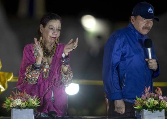 Foto de archivo del presidente de Nicaragua, Daniel Ortega (D), y la vicepresidenta, Rosario Murillo (I).
