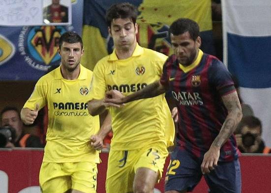 Dani Alves fue figura durante el partido contra Villarreal.