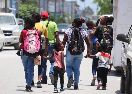 Imagen de archivo de un grupo de migrantes caminando en una calle de Matamoros, en el estado de Tamaulipas (México).