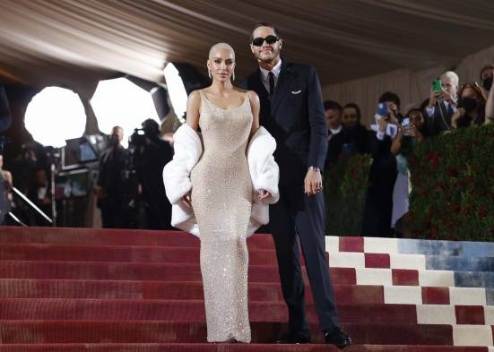 Kim Kardashian y Pete Davidson posan en la alfrombra roja de la Met Gala 2022 en Nueva York