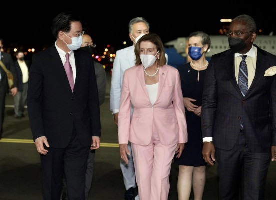 La presidenta de la Cámara de Representantes de EE. UU., Nancy Pelosi (C), es recibida por el Ministro de Relaciones Exteriores de Taiwán, Joseph Wu (I), a su llegada al aeropuerto de Songshan de Taipe (Taiwan).
