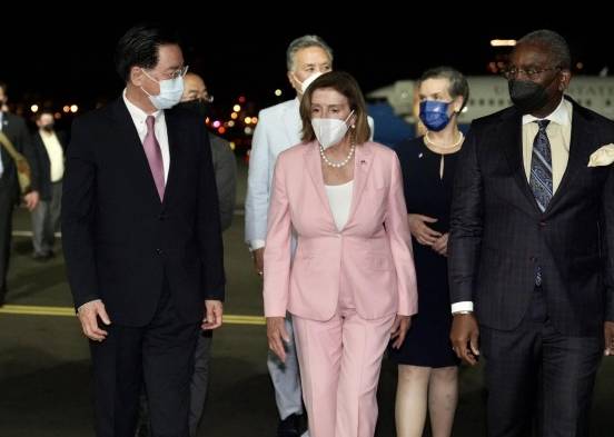 La presidenta de la Cámara de Representantes de EE. UU., Nancy Pelosi (C), es recibida por el Ministro de Relaciones Exteriores de Taiwán, Joseph Wu (I), a su llegada al aeropuerto de Songshan de Taipe (Taiwan).