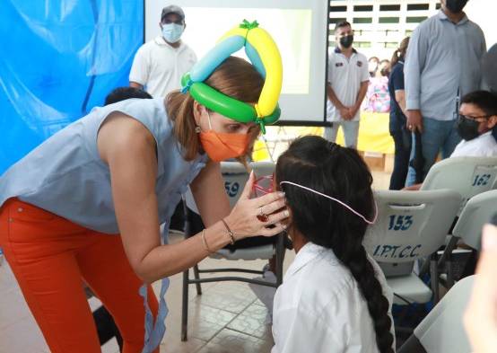 Primera Dama entrega lentes del Programa Ver y Oír para Aprender y visita hogar de ancianos