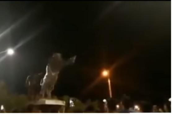 Manifestantes derriban estatua de Chávez y dejan la cabeza en casa de alcalde boliviano