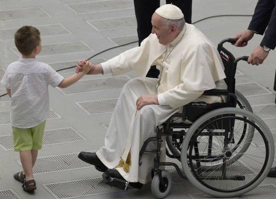 El papa Francisco saluda a un niño durante una audiencia en el Vaticano el pasado 11 de junio