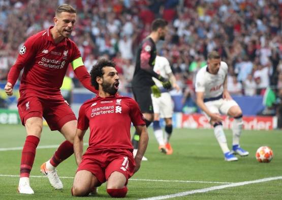 Liverpool se gana 'La orejona' desde el minuto uno con goles de Salah y Origi