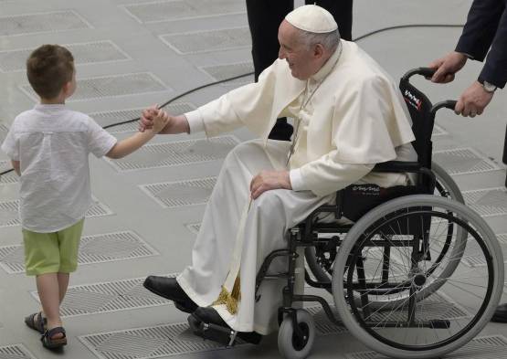 El papa Francisco saluda a un niño durante una audiencia en el Vaticano el pasado 11 de junio