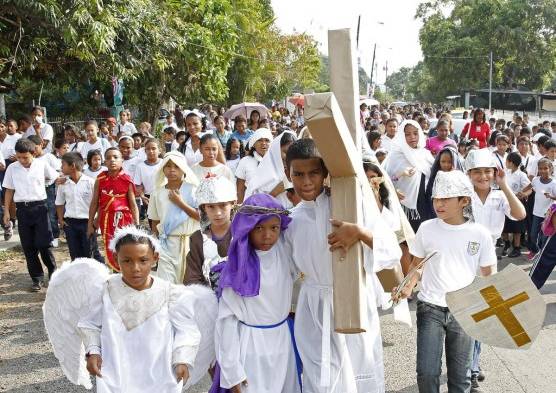 El camino de cruces señalaba el recorrido vivido por el Hijo de Dios.