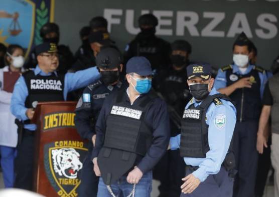 El expresidente hondureño Juan Orlando Hernández (c), en una fotografía de archivo.