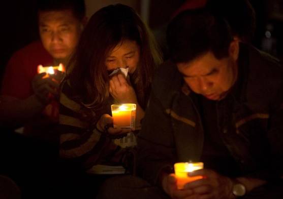 Familiares de las víctimas lloran y piden por ellos.