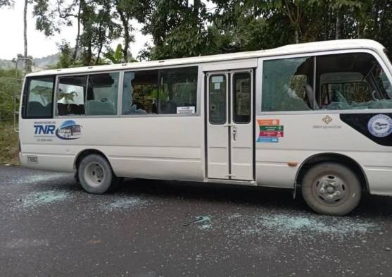 Así quedó el bus en donde viajan los trabajadores de la contratista.