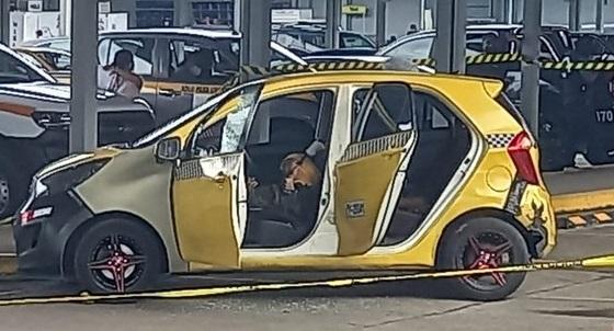 Acribillan a taxista en estacionamiento de supermercado