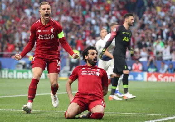 Liverpool se gana 'La orejona' desde el minuto uno con goles de Salah y Origi