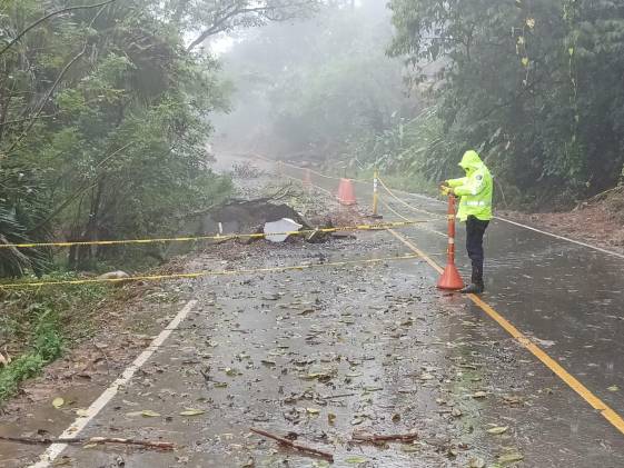 Deslizamiento y hundimiento de vía en Veraguas