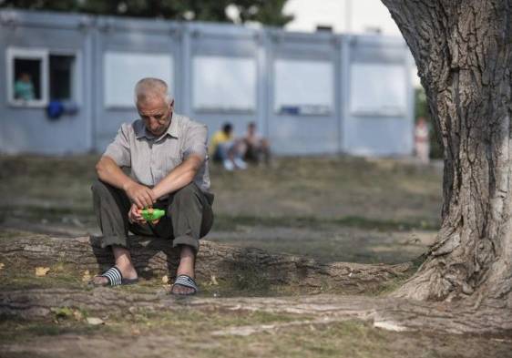 Abuelo disfruta del aire libre con seguridad