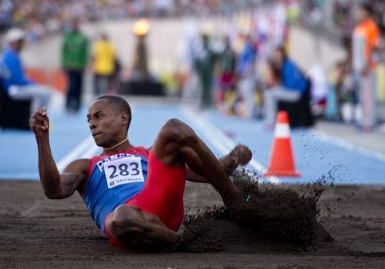 El atleta panameño Irving Saladino poco a poco está mejorando su salto.