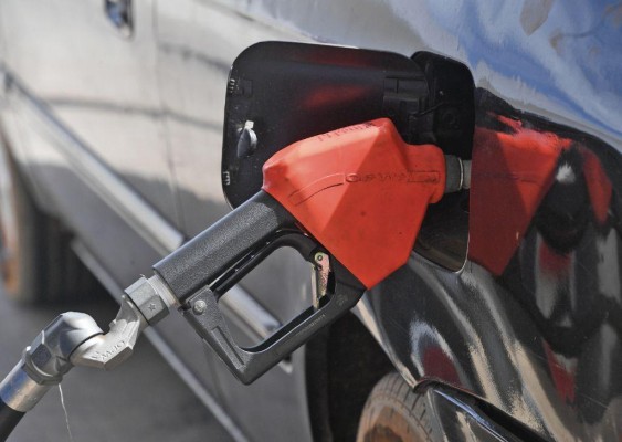 La gasolina sigue bajando su precio
