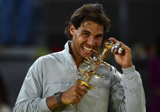 El tenista español Rafael Nadal muerde el trofeo que ganó en el Masters 1000.
