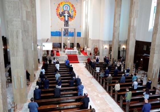 Misas con desinfectante y sin agua bendita en Croacia tras un mes de encierro