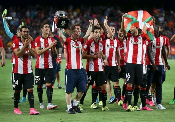 Los jugadores del Athletic Club celebran con el trofeo la consecución de la Supercopa de España tras vencer al FC Barcelona en el partido de vuelta de la final jugada hoy en el Camp Nou de Barcelona.
