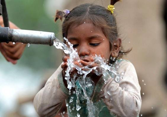 El agua es un bien de dominio público.