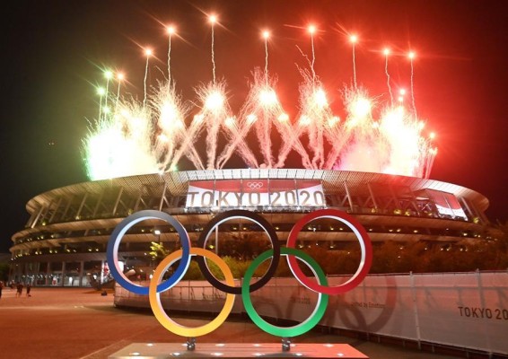Pirotecnia sobre el estadio olímpico de Tokio, en la ceremonia de clausra.