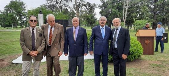 CADETES DEL T-43 RINDIENDO TRIBUTO EN LA FAA A SUS COMPAÑEROS FALLECIDOS.