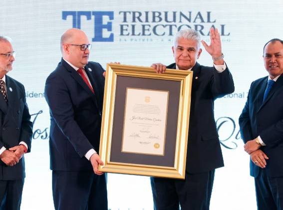 Magistrados del Tribunal Electoral hicieron entrega de la credencial al mandatario electo.