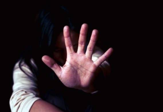 ¡Ya ni las boletas de alejamiento sirven! Entró a la casa de su exmujer y la golpeó