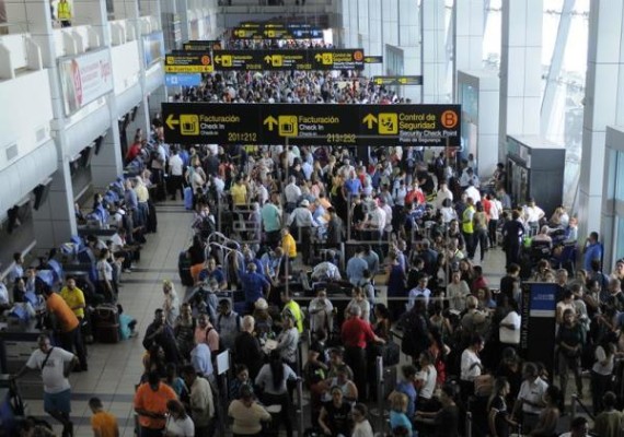 La panameña Copa Airlines, una de las más grandes de Latinoamérica, se vio obligada a suspender el lunes 140 vuelos.